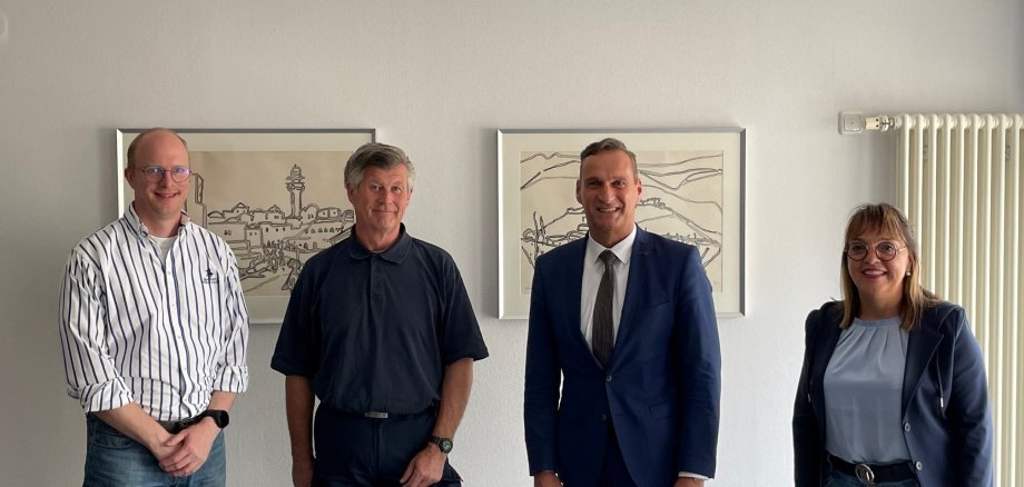 Bürgermeister Joachim Rodenkirch begrüßte den neuen Kollegen Michael Thul (2.v.l.) und wünschte ihm für seine künftigen Aufgaben viel Erfolg. Den Glückwünschen schlossen sich der Fachbereichsleiter Jan Mußweiler (1.v.l.) sowie die Personalratsvorsitzende Christiane Schmitz-Hayer (r.) gerne an.