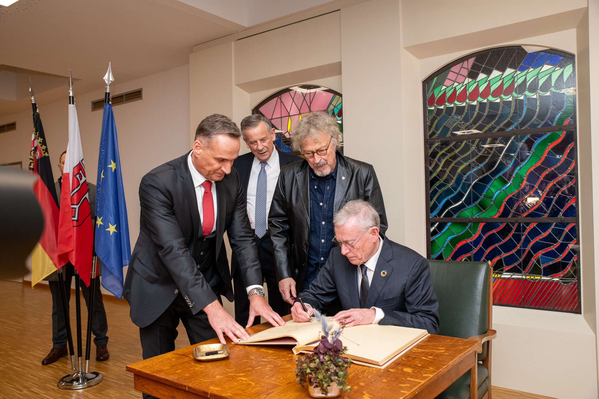 Wolfgang Niedecken und Prof. Dr. Horst Köhler tragen sich ins Goldene Buch der Stadt Wittlich im Rahmen der Preisverleihung ein.