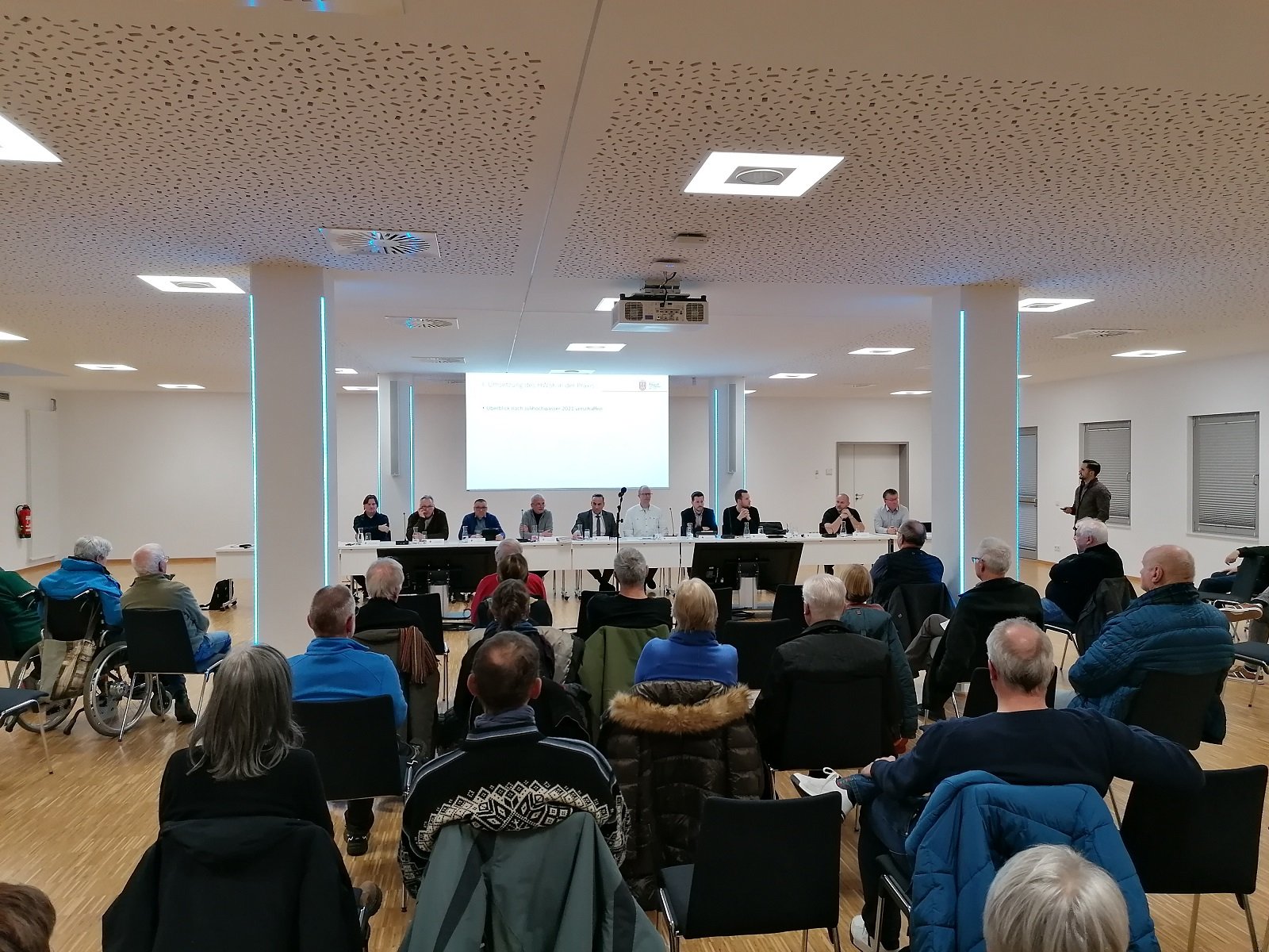 Das Foto zeigt einen Überblick über die Einwohner während der Einwohnerversammlung.