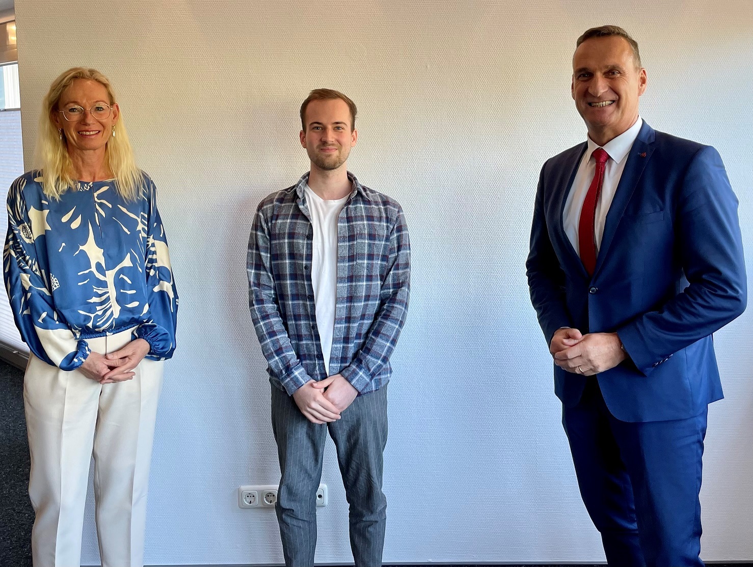 Bürgermeister Joachim Rodenkirch begrüßte den neuen Mitarbeiter und wünschte ihm für seine künftigen Aufgaben viel Erfolg. Der Gratulation schloss sich die stellvertretende Personalratsvorsitzende Petra Hoffmann gerne an. 