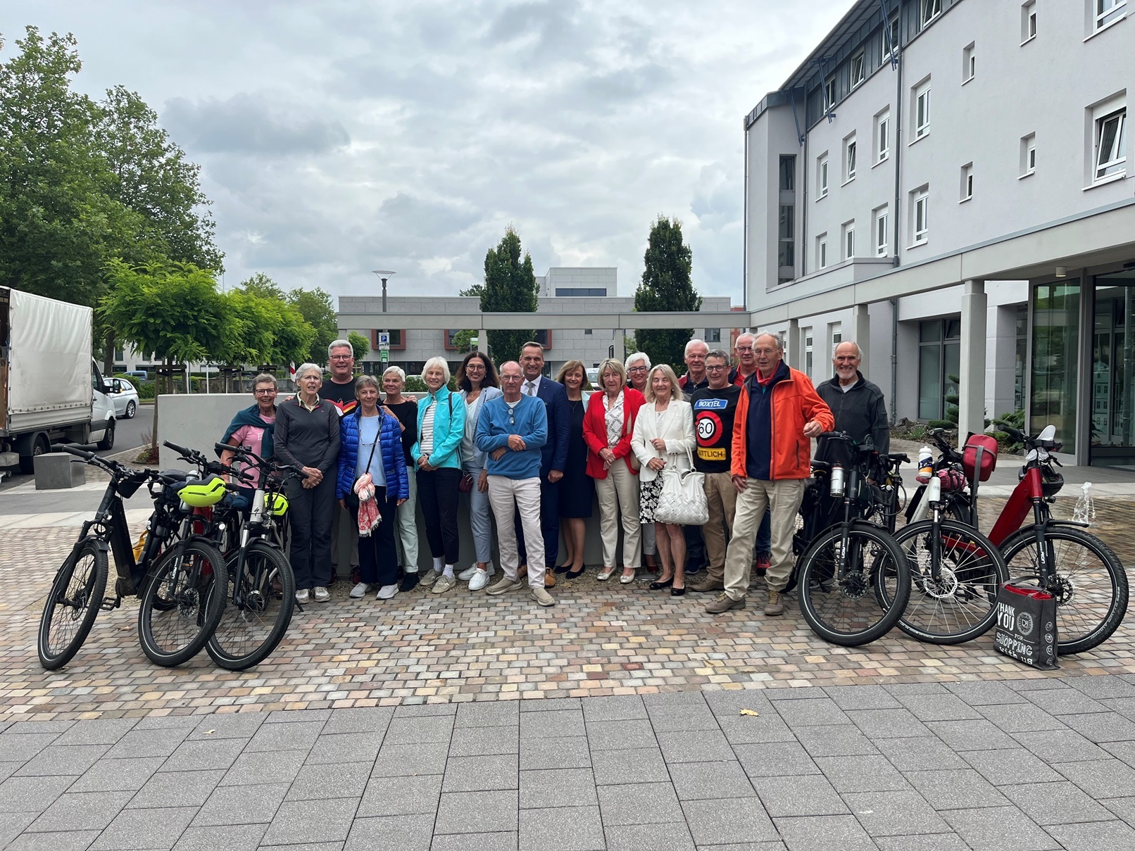 Das Bild zeigt die Gruppe der Radsportfreunde aus Boxtel gemeinsam mit dem Bürgermeister.