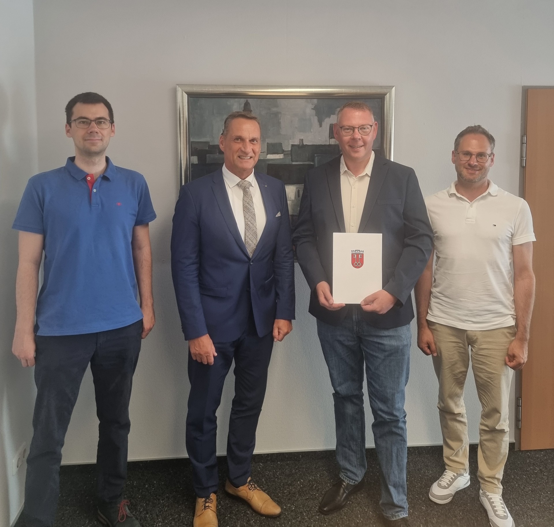 Das Foto zeigt Bürgermeister Rodenkirch bei der Ernennung von Enrico Stolle der ab 1. Juni als neuer Kämmerer bei der Stadt Wittlich tätig sein wird.