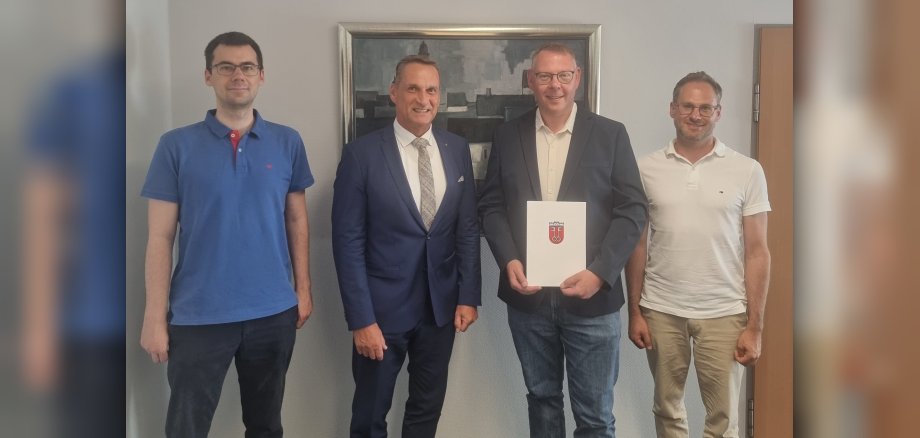 Das Foto zeigt Bürgermeister Rodenkirch bei der Ernennung von Enrico Stolle der ab 1. Juni als neuer Kämmerer bei der Stadt Wittlich tätig sein wird.