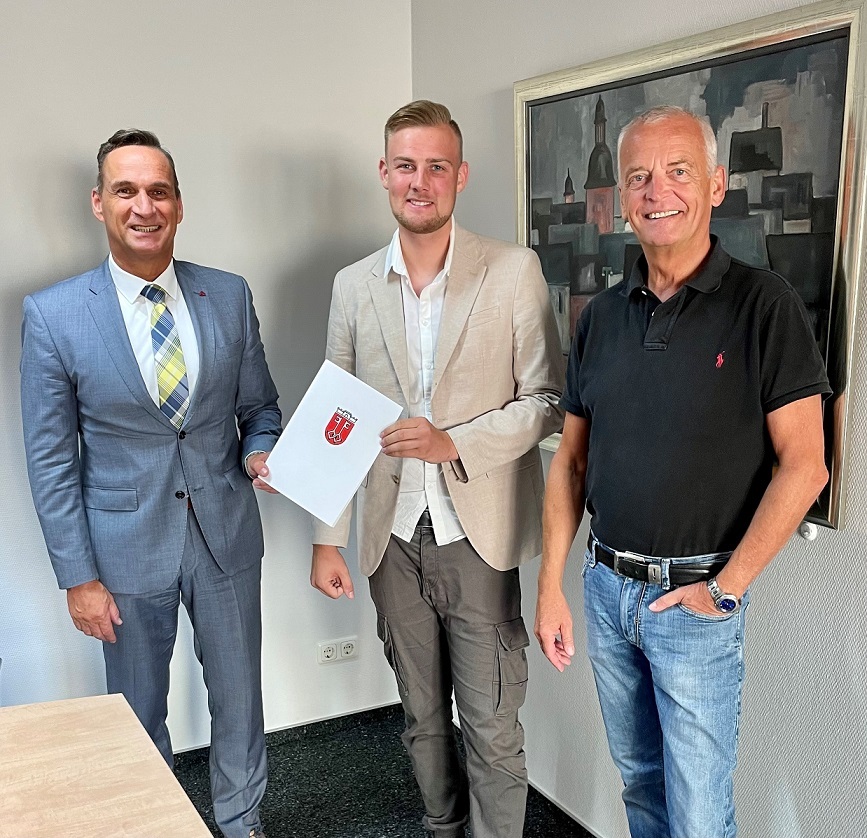 Bürgermeister Joachim Rodenkirch ernennt Julian Gerschler (Mitte) zum Beamten auf Widerruf. Im Beisein von Büroleiter Rainer Stöckicht wurde die Ernennungsurkunde überreicht. 