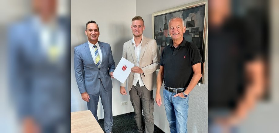 Bürgermeister Joachim Rodenkirch ernennt Julian Gerschler (Mitte) zum Beamten auf Widerruf. Im Beisein von Büroleiter Rainer Stöckicht wurde die Ernennungsurkunde überreicht. 