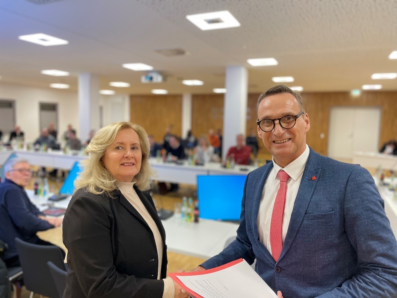 Bürgermeister Joachim Rodenkirch verpflichtet das neue Ratsmitglied Sigrid Hübner-Bußmer.