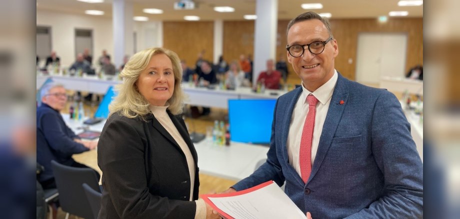 Bürgermeister Joachim Rodenkirch verpflichtet das neue Ratsmitglied Sigrid Hübner-Bußmer.