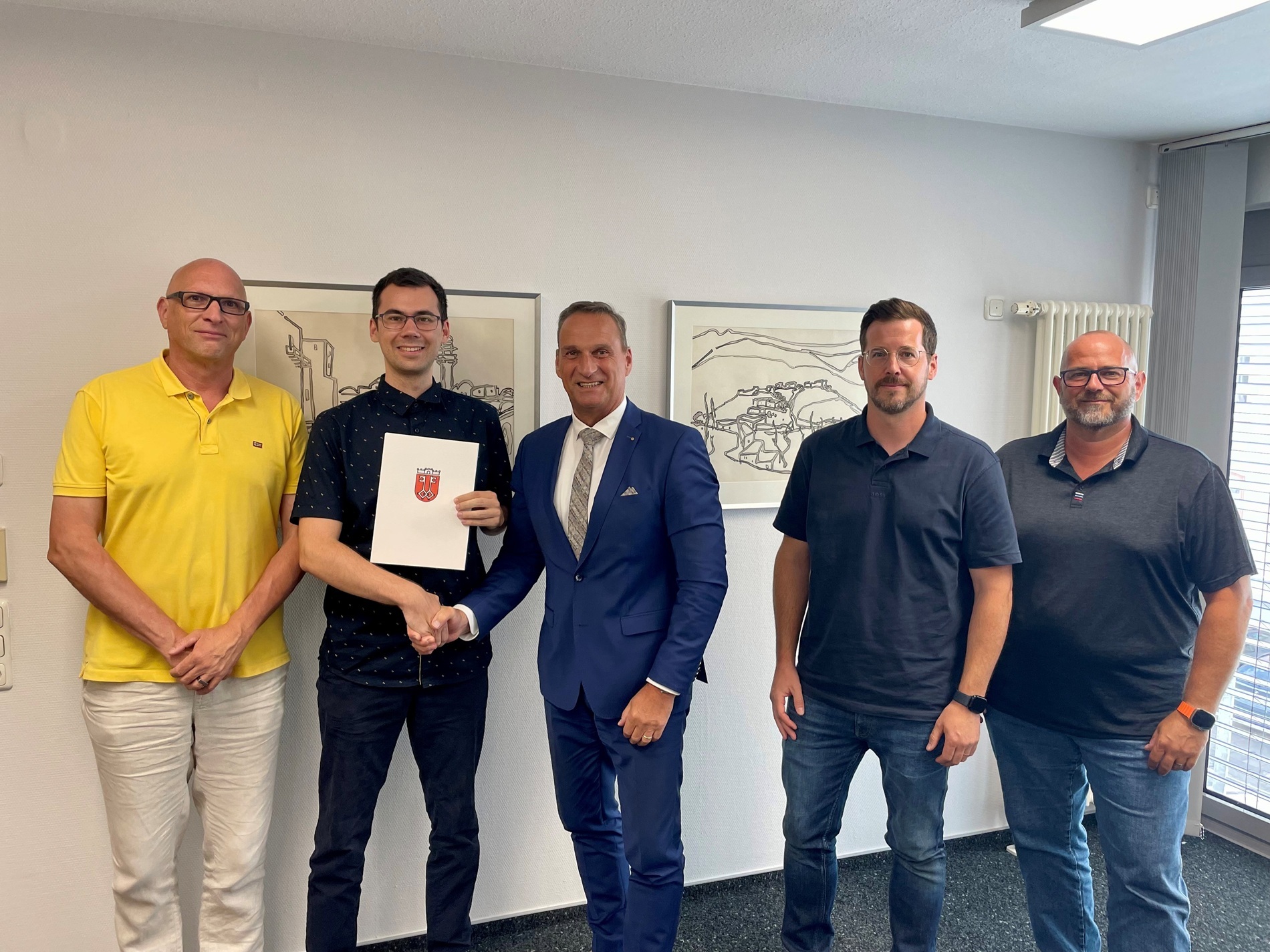 Das Foto zeigt Bürgermeister Rodenkirch mit Markus Ochwat, der zum Beamten auf Lebenszeit ernannt wurde. Ebenfalls auf dem Bild sind der stellvertretende Fachbereichsleiter Eldagsen, Sachgebietsleiter Gerhardy und als Vertreter des Personalrates Markus Müller.