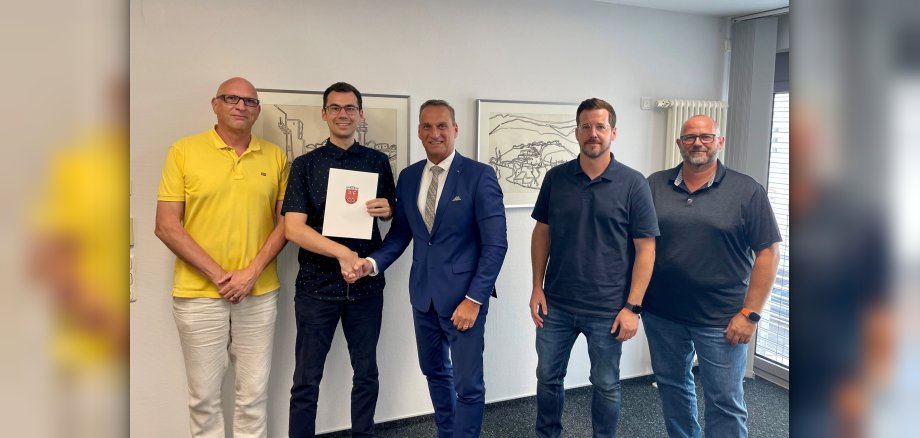Das Foto zeigt Bürgermeister Rodenkirch mit Markus Ochwat, der zum Beamten auf Lebenszeit ernannt wurde. Ebenfalls auf dem Bild sind der stellvertretende Fachbereichsleiter Eldagsen, Sachgebietsleiter Gerhardy und als Vertreter des Personalrates Markus Müller.