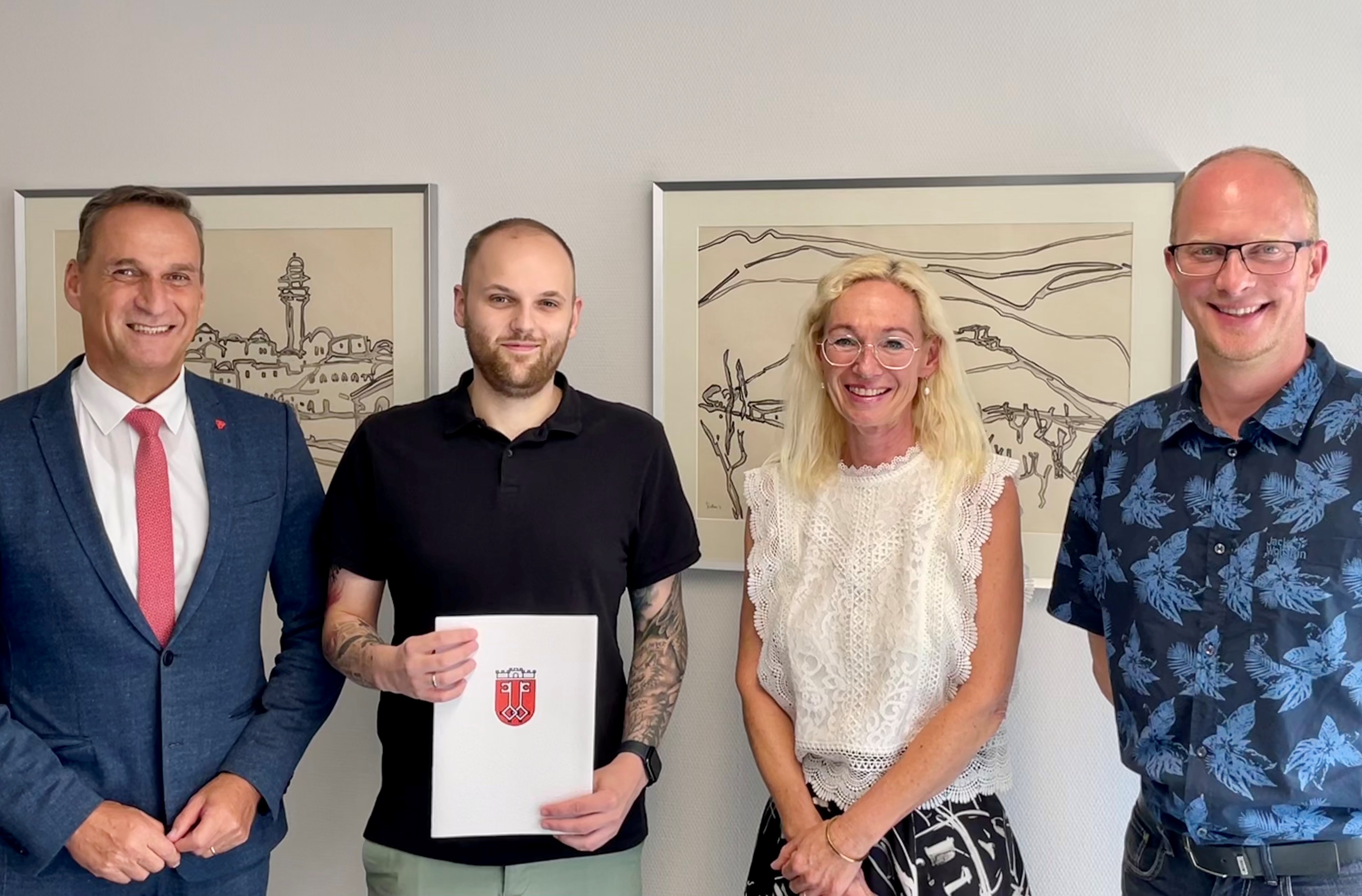 Bürgermeister Joachim Rodenkirch begrüßte den Stadtsekretär Sascha Trompetter (2. v. l.) und wünschte ihm für seine künftigen Aufgaben viel Erfolg. Der Gratulation schlossen sich der Fachbereichsleiter I Jan Mußweiler (1. v. r.) sowie die stellvertretende Personalratsvorsitzende Petra Hoffmann (2. v. r.) gerne an. 