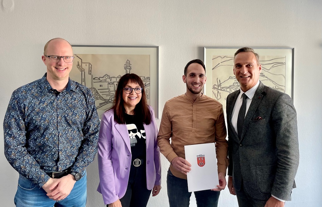 Bürgermeister Joachim Rodenkirch begrüßte den Stadtinspektor Ijaz Zafar und wünschte ihm für seine künftigen Aufgaben viel Erfolg. Der Gratulation schlossen sich der Fachbereichsleiter I Jan Mußweiler sowie die Personalratsvorsitzende Christiane Schmitz-Hayer gerne an.