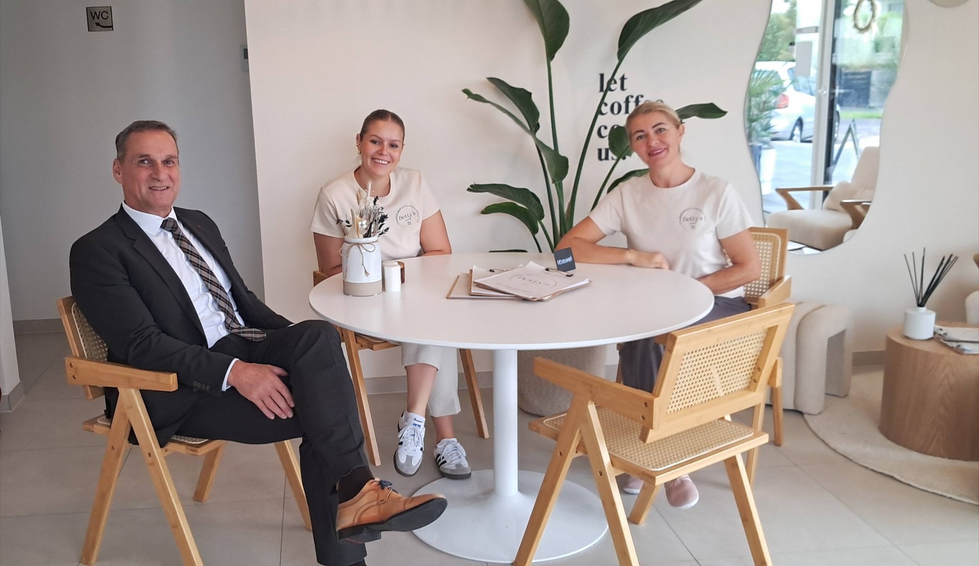 Das Foto zeigt Bürgermeister Rodenkirch mit Elisabeth Friedrich und Natalia Friedrich.