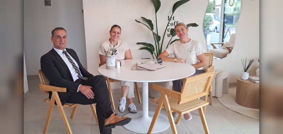 Das Foto zeigt Bürgermeister Rodenkirch mit Elisabeth Friedrich und Natalia Friedrich.