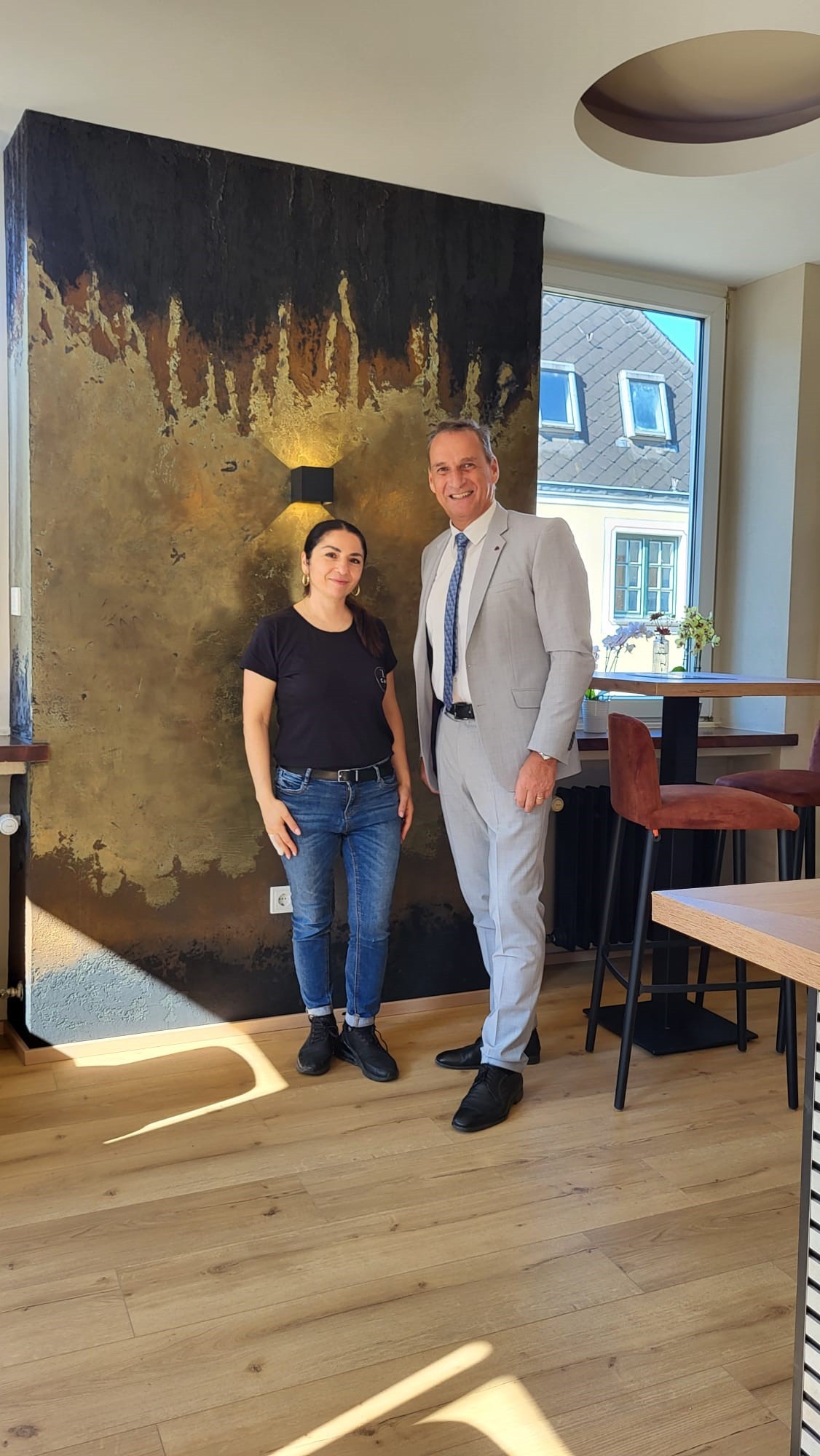 Das Foto zeigt Bürgermeister Rodenkirch mit der Inhaberin Gülüzar Zanchetta.
