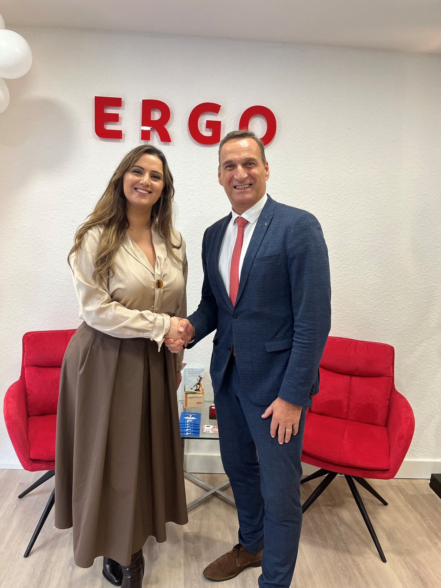 Das Foto zeigt Bürgermeister Rodenkirch bei der Eröffnung mit der Leiterin der Agentur Rojin Askan.