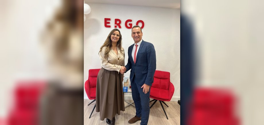 Das Foto zeigt Bürgermeister Rodenkirch bei der Eröffnung mit der Leiterin der Agentur Rojin Askan.