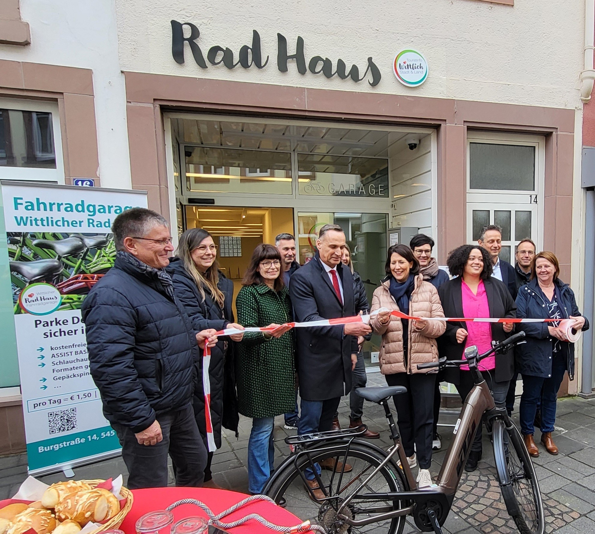 Gruppenfoto bei der Eröffnung des Rad Hauses