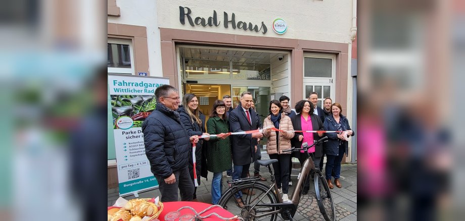 Gruppenfoto bei der Eröffnung des Rad Hauses