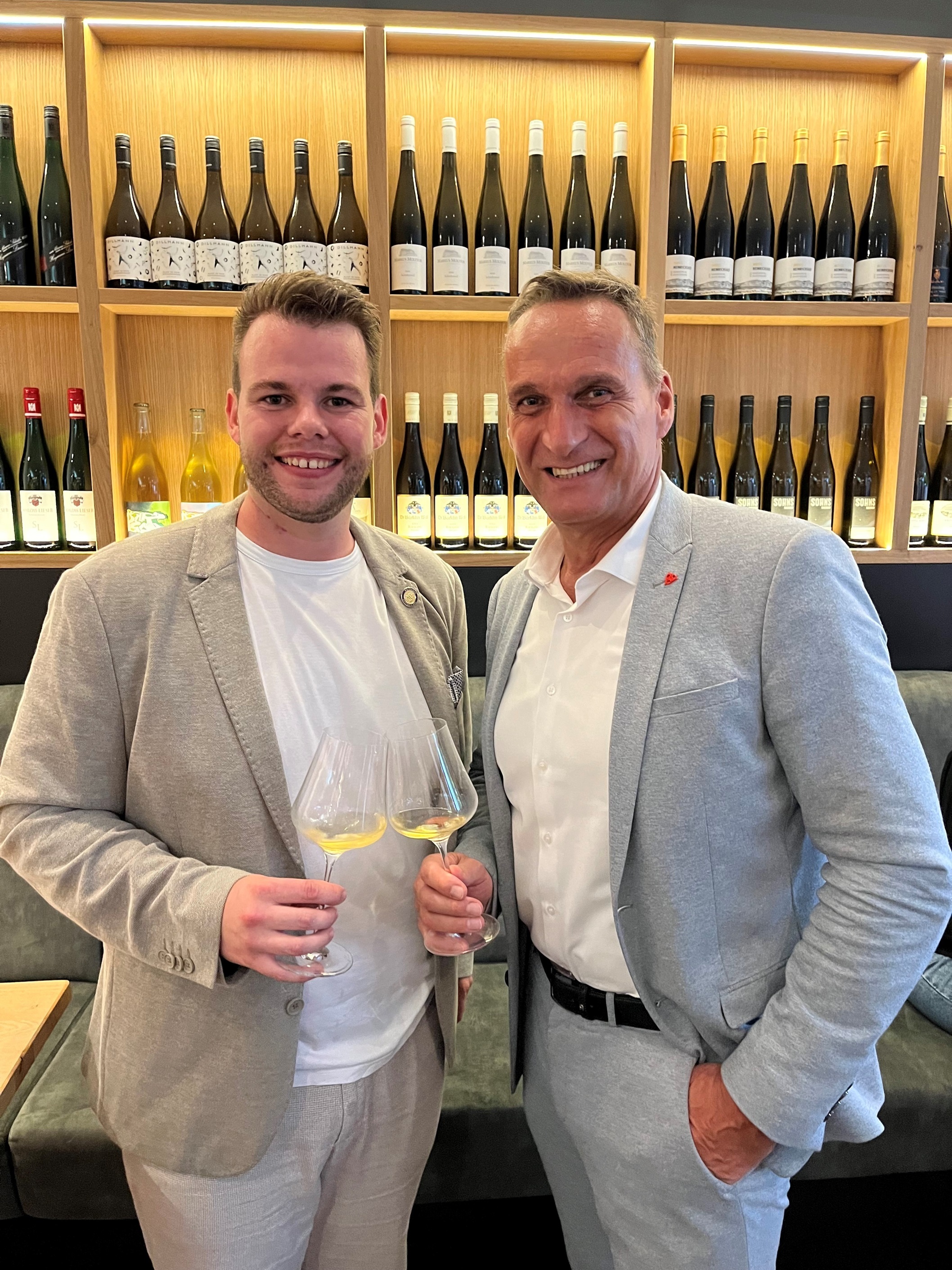 Das Foto zeigt Bürgermeister Rodenkirch mit dem Inhaber Alexander Groß bei der Eröffnung am 30. August 2024.