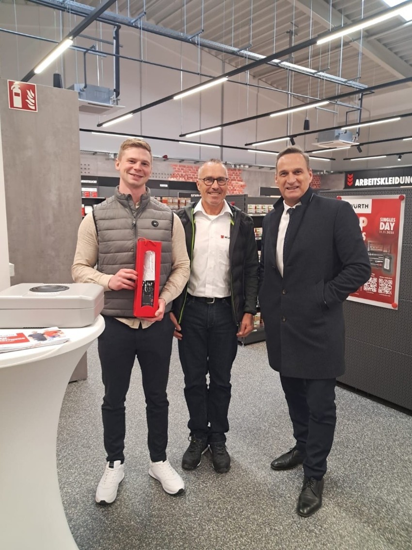 V.l.n.r.: Niederlassungsleiter Dennis Henn, Spezialist Konrad Schwitaller und Bürgermeister Joachim Rodenkirch.