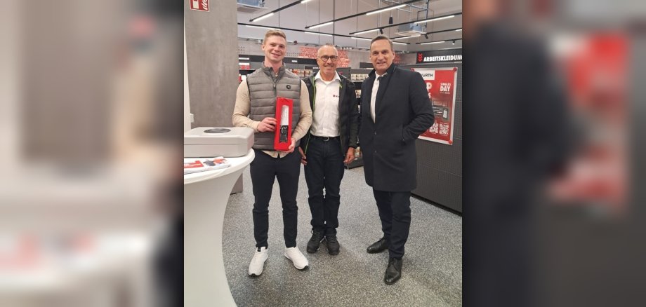 V.l.n.r.: Niederlassungsleiter Dennis Henn, Spezialist Konrad Schwitaller und Bürgermeister Joachim Rodenkirch.