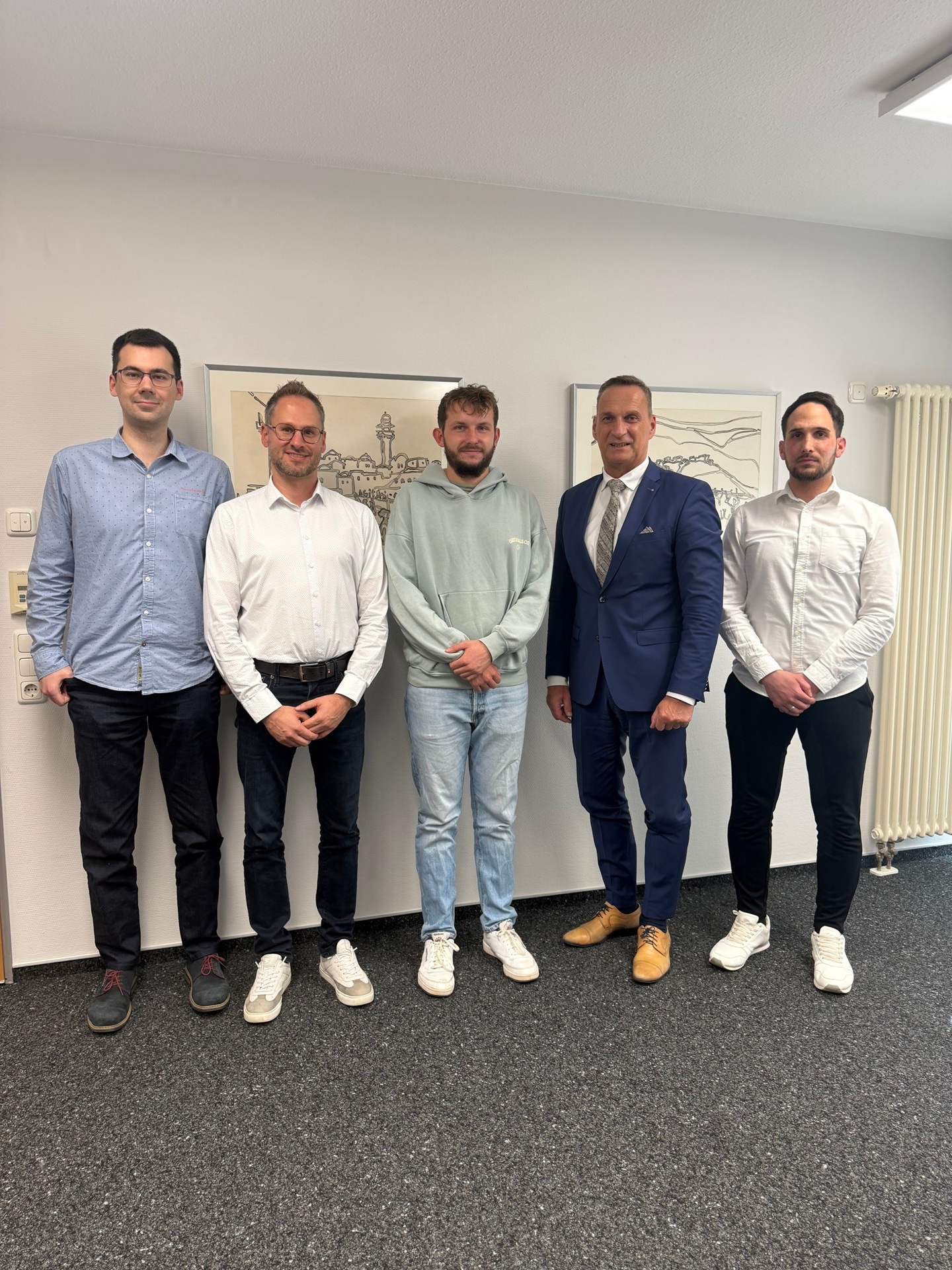 Bürgermeister Joachim Rodenkirch begrüßte den neuen Mitarbeiter und wünschte ihm für seine künftigen Aufgaben viel Erfolg. Den Wünschen schlossen sich der stellvertretende Personalratsvorsitzende Markus Ochwat (1. v. l.), der Büroleiter Christian Leisch (2. v. l.) sowie der stellvertretende Fachbereichsleiter Ijaz Zafar (1. v. r.) gerne an. (Foto: Melanie Becker)