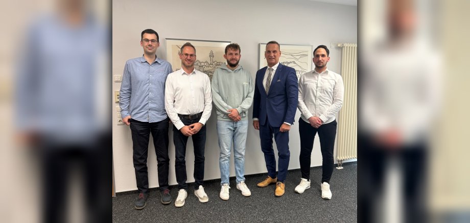 Neuer Mitarbeiter Lukas Wolf Bürgermeister Joachim Rodenkirch begrüßte den neuen Mitarbeiter und wünschte ihm für seine künftigen Aufgaben viel Erfolg. Den Wünschen schlossen sich der stellvertretende Personalratsvorsitzende Markus Ochwat (1. v. l.), der Büroleiter Christian Leisch (2. v. l.) sowie der stellvertretende Fachbereichsleiter Ijaz Zafar (1. v. r.) gerne an. (Foto: Melanie Becker)