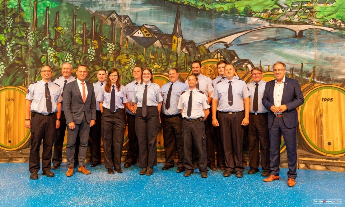 Die mit der Fluthilfemedaille ausgezeichneten Feuerwehrleute mit Landrat Gregor Eibes, Bürgermeister Joachim Rodenkirch und Wehrleiter Christian Vollmer.