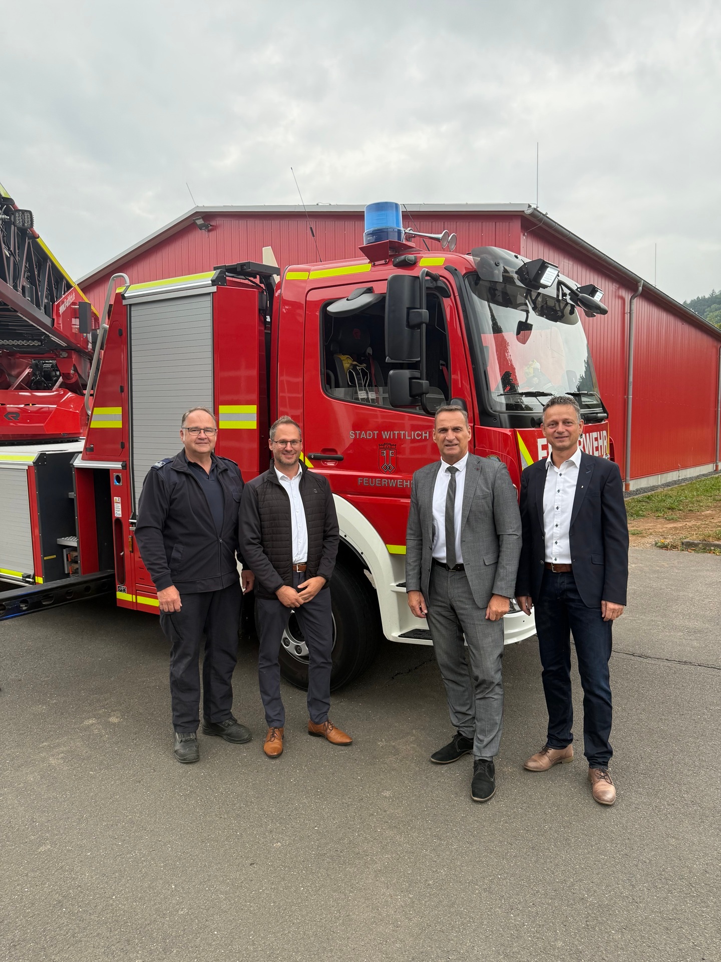 Begutachten gemeinsam die neue Photovoltaikanlage auf dem Feuerwehrhaus in Wittlich (v. l. n. r.): Martin Schmidt (Freiwillige Feuerwehr Stadt Wittlich), Christian Leisch (Stadt Wittlich), Joachim Rodenkirch (Bürgermeister der Stadt Wittlich Wittlich) und Marco Felten (Westenergie-Regionalmanager). 