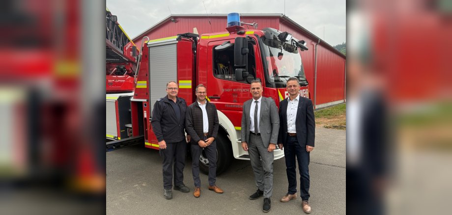 Begutachten gemeinsam die neue Photovoltaikanlage auf dem Feuerwehrhaus in Wittlich (v. l. n. r.): Martin Schmidt (Freiwillige Feuerwehr Stadt Wittlich), Christian Leisch (Stadt Wittlich), Joachim Rodenkirch (Bürgermeister der Stadt Wittlich Wittlich) und Marco Felten (Westenergie-Regionalmanager). 