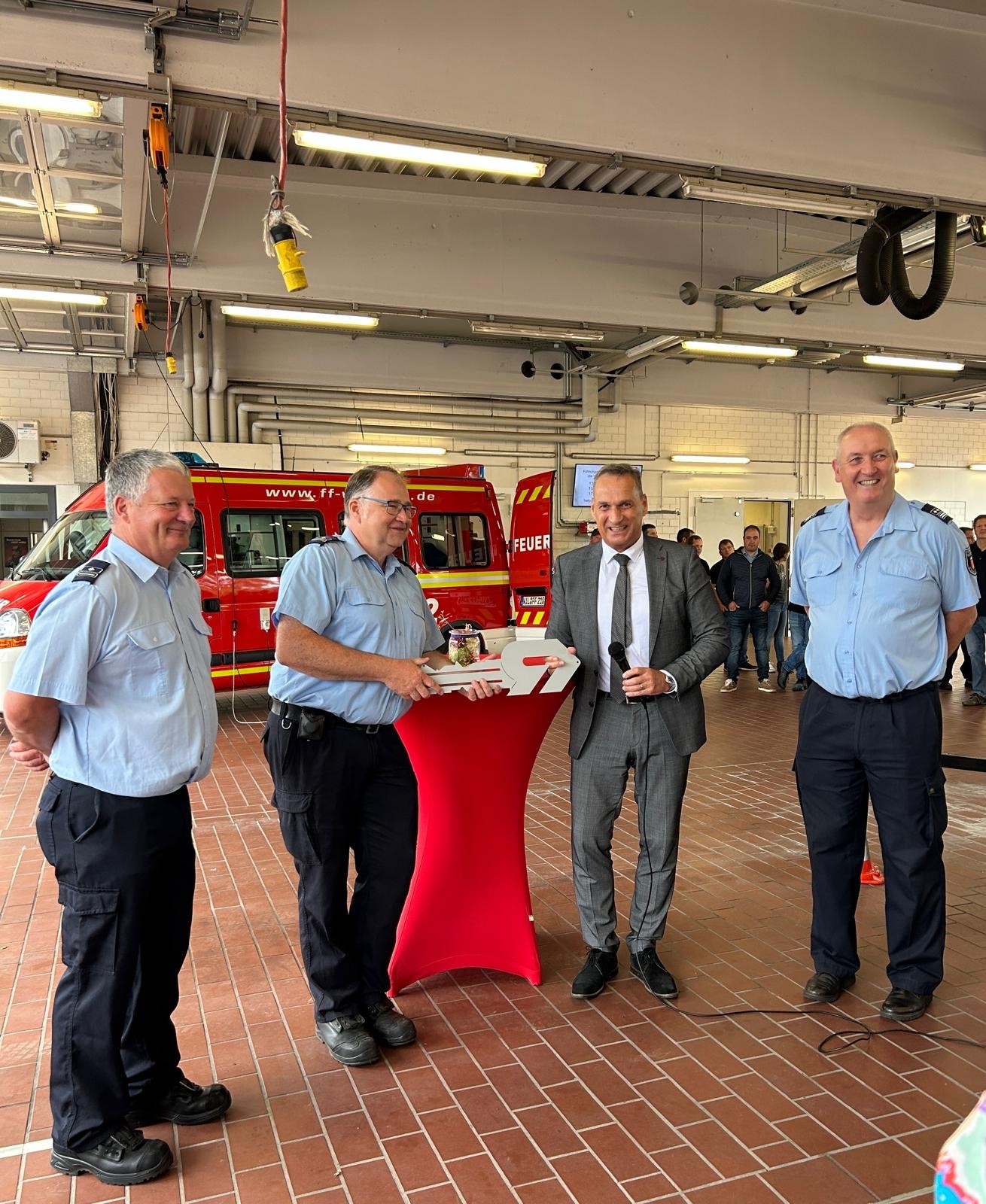 Das Foto zeigt Bürgermeister Rodenkirch mit Vertretern der Feuerwehr.