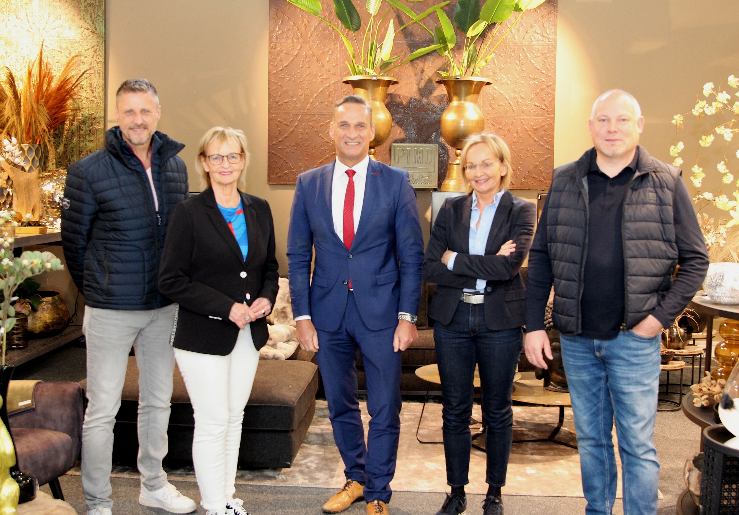 Bürgermeister Joachim Rodenkirch freute sich über die Einladung der Firmeninhaberinnen Beate Schaaf und Monika Roth. Auch der Bombogener Ortsvorsteher Mario Wellenberg und Wirtschaftsförderer Rainer Wener konnten sich vom exklusiven Ambiente der Geschäftsräume überzeugen.