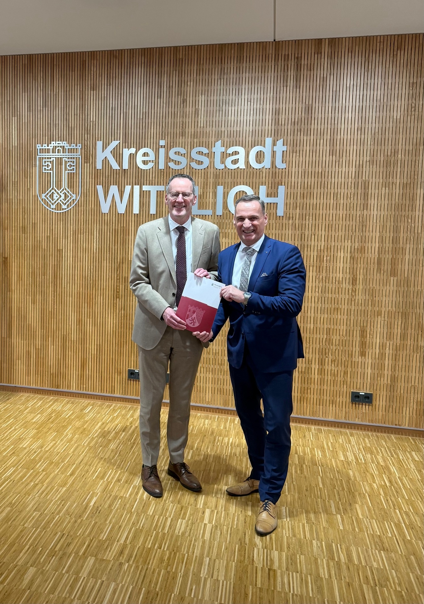 Das Foto zeigt Innenminister Ebling bei der Übergabe des Förderbescheides an Bürgermeister Joachim Rodenkirch.