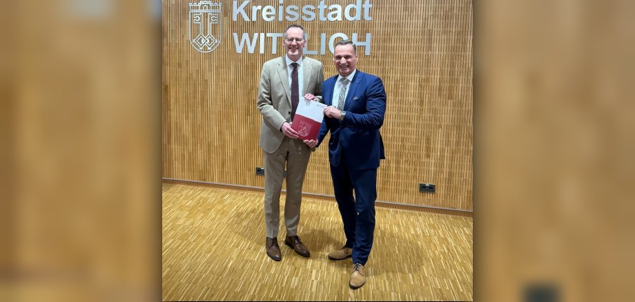 Das Foto zeigt Innenminister Ebling bei der Übergabe des Förderbescheides an Bürgermeister Joachim Rodenkirch.