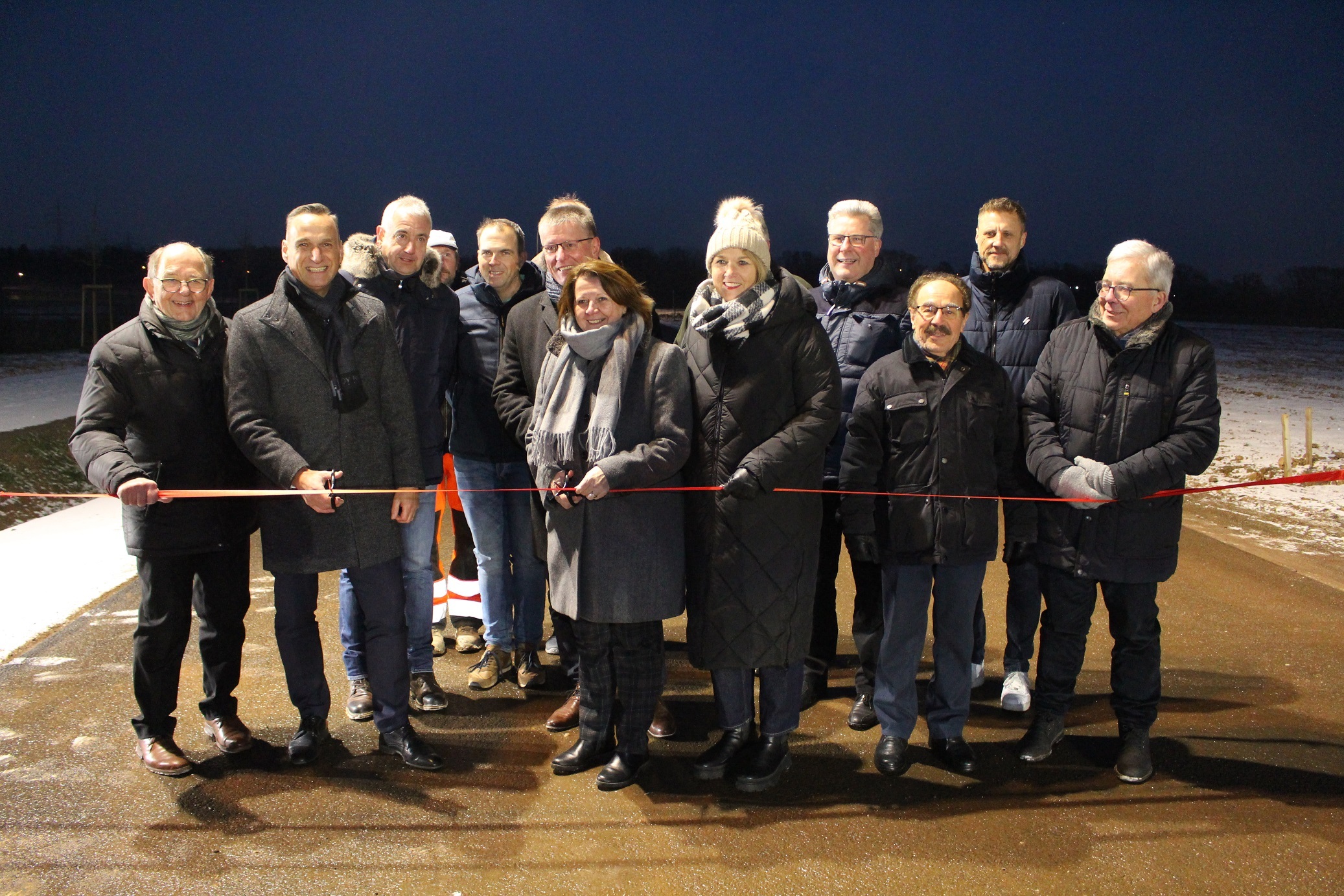 Bürgermeister Joachim Rodenkirch und 1. Beigeordnete Elfriede Meurer geben die neuen Justus-von-Liebig-Straße frei.