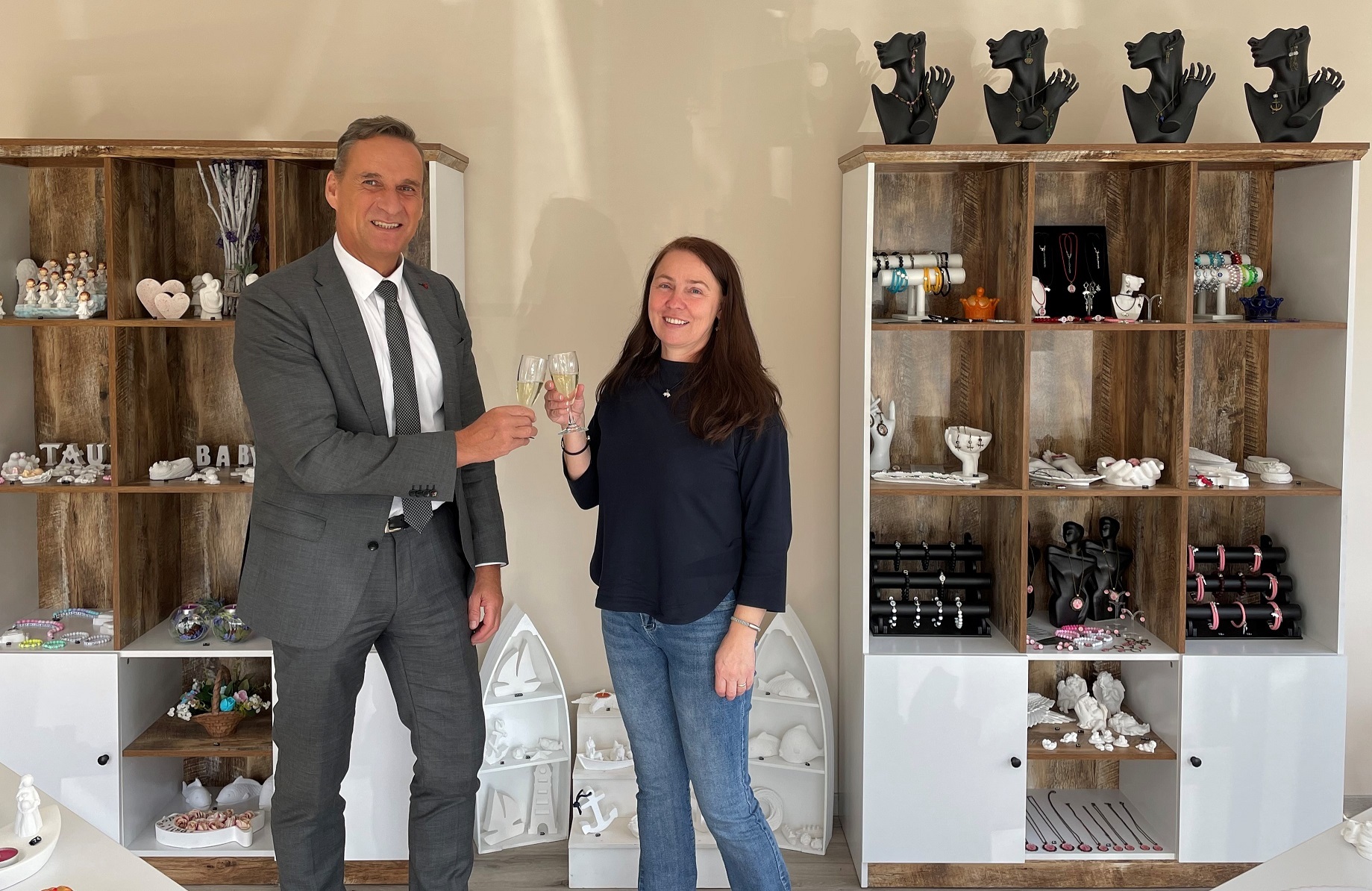 Bürgermeister Joachim Rodenkirch gratuliert Michaela Etscheid zur Geschäftseröffnung des „Glücksgeschenkchen“.