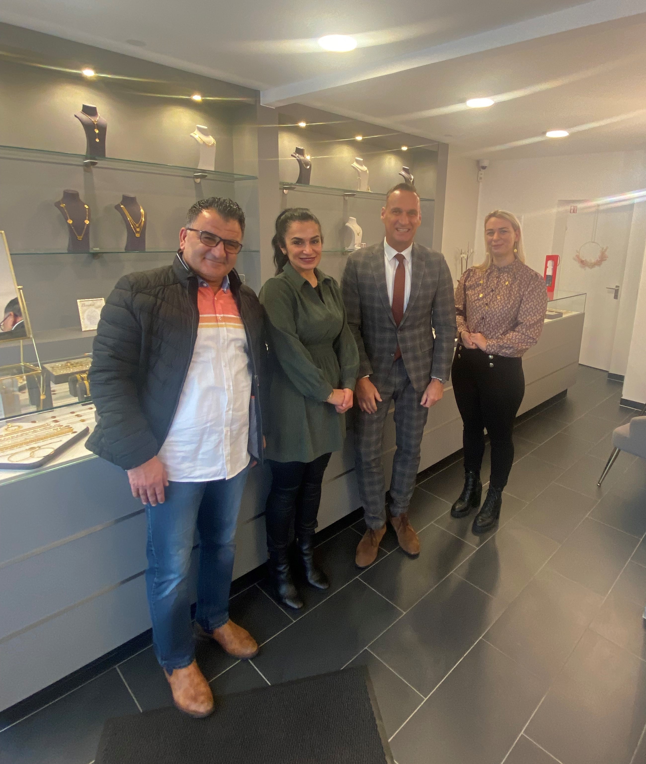 Gökhan und Güller Kizilaslan, Bürgermeister Joachim Rodenkirch und Renada Yigit.