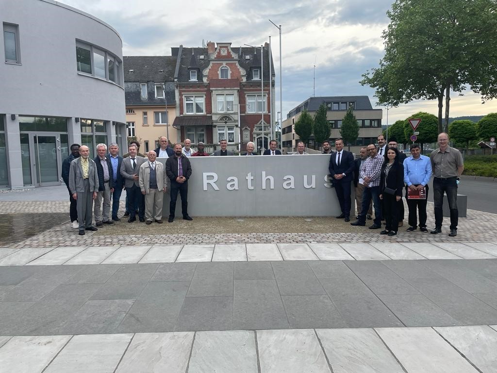 Die Teilnehmer des christlich-islamischen Gesprächskreises vor dem Rathaus