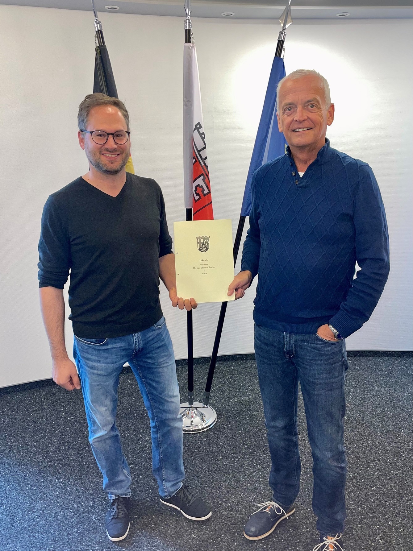 Büroleiter Rainer Stöckicht übergibt die Geschäftsführung der RSW GmbH an Kämmerer Christian Leisch.