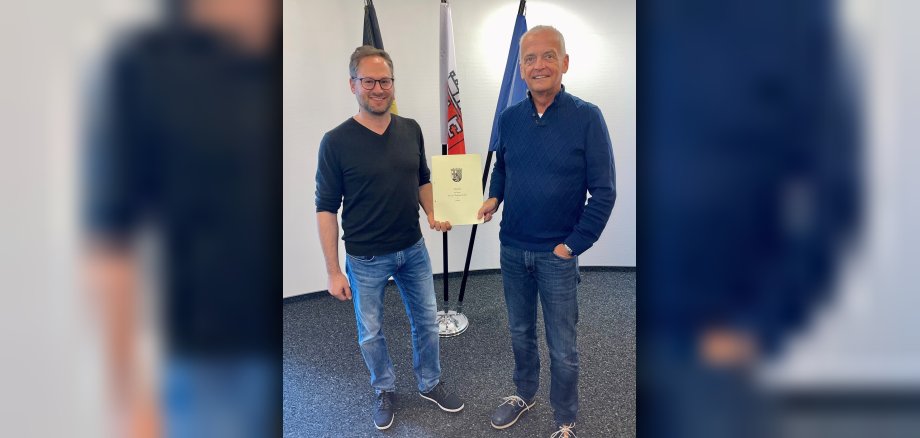 Büroleiter Rainer Stöckicht übergibt die Geschäftsführung der RSW GmbH an Kämmerer Christian Leisch.