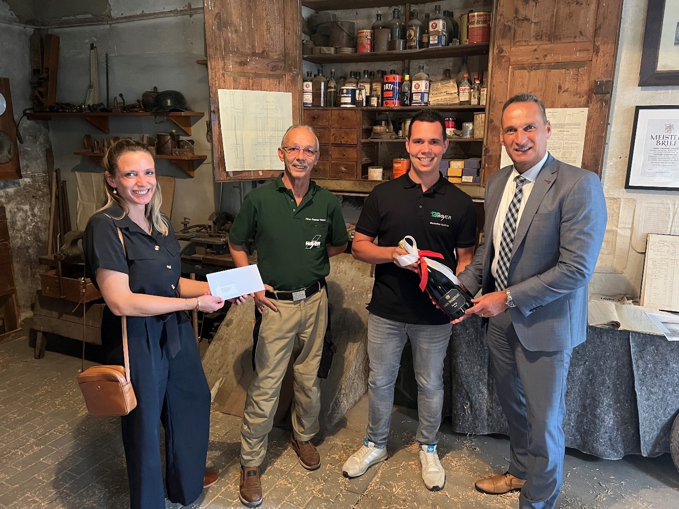 Bürgermeister Joachim Rodenkirch gratulierte gemeinsam mit Antonia Gierten Hans-Dieter Hayer und Maximilian Schiffels zum Firmenjubiläum.