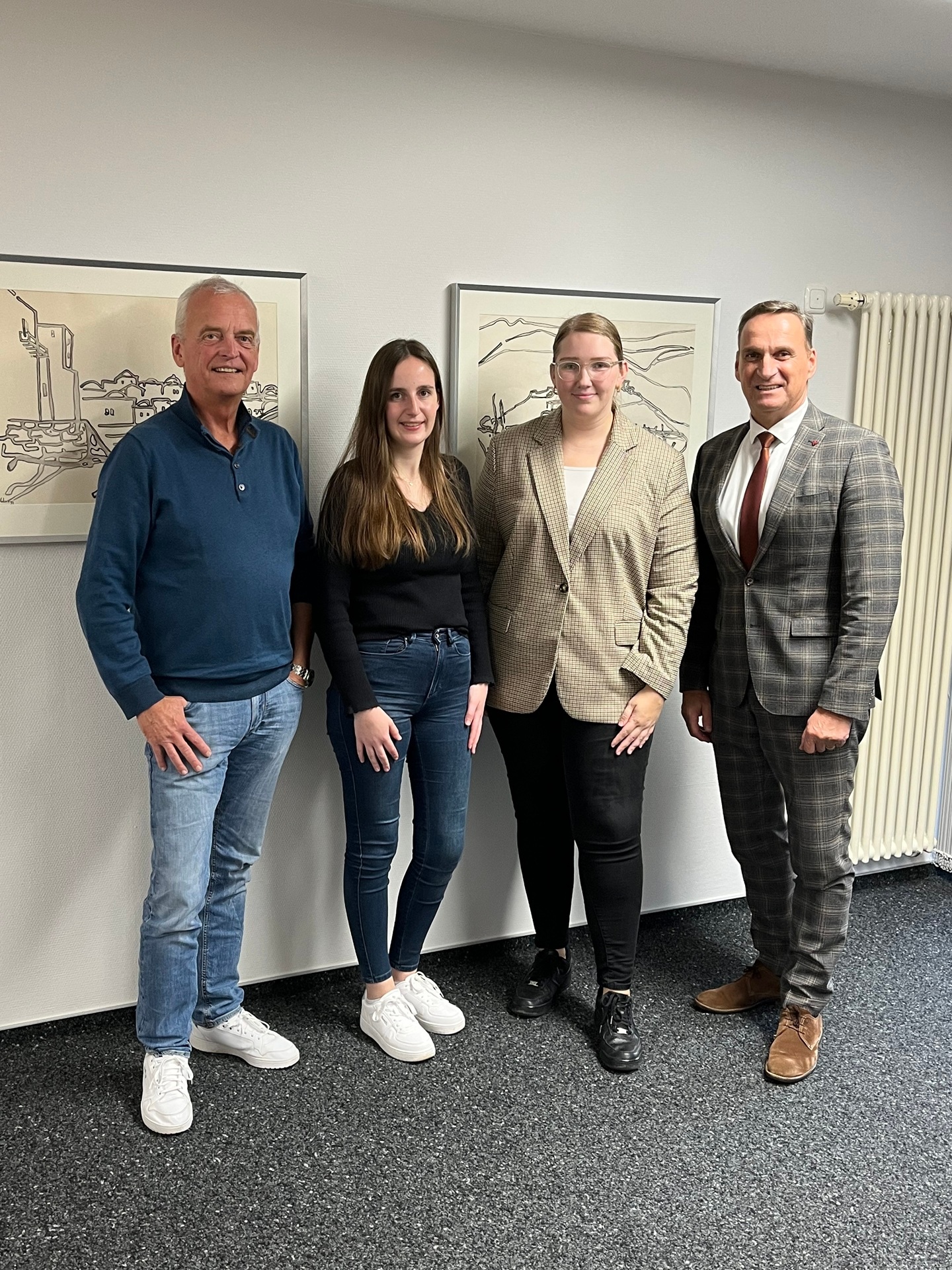 Bürgermeister Joachim Rodenkirch gratulierte Kathrin Linden (2. v. l.) und Selina Schuler (2. v. r.) zum erfolgreichen Bestehen des Verwaltungslehrgang I. und wünschte ihnen weiterhin viel Erfolg. Den Wünschen schloss sich Büroleiter Rainer Stöckicht (1. v. l.) gerne an.