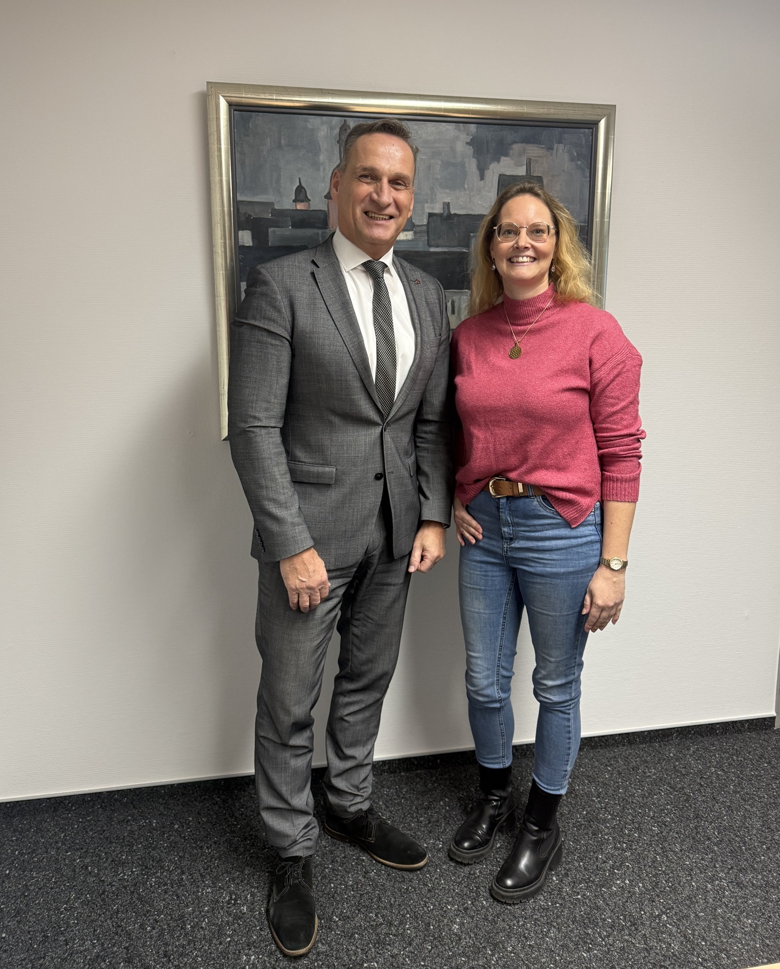 Das Foto zeigt Bürgermeister Rodenkirch mit Julia Pauly, die erfolgreich den zweiten Verwaltungslehrgang abgeschlossen hat.