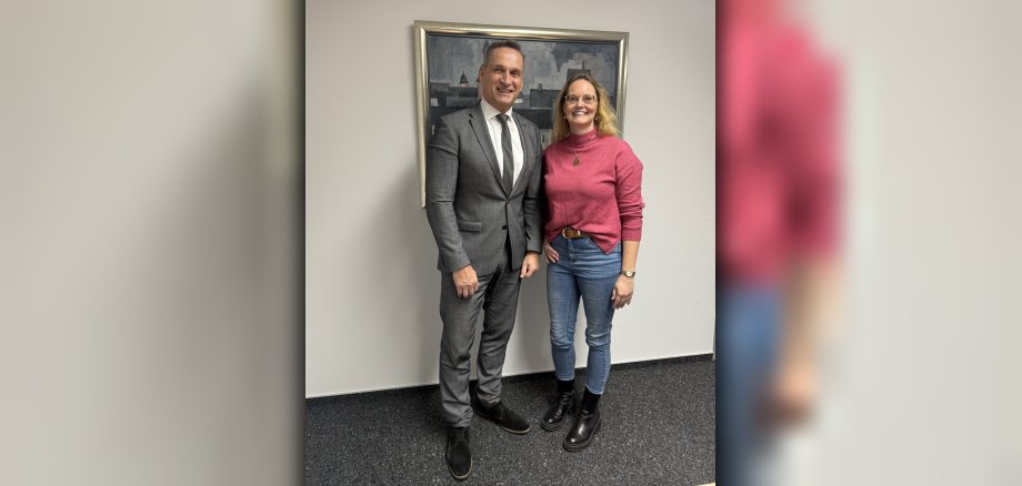 Das Foto zeigt Bürgermeister Rodenkirch mit Julia Pauly, die erfolgreich den zweiten Verwaltungslehrgang abgeschlossen hat.