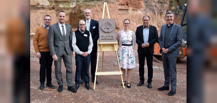 Nach der Einsegnung des Grundsteins (von links): Pflegedienstleiter Edgar Heckel, Bürgermeister Joachim Rodenkirch, Michael Aurich (Pfarrei Im Wittlicher Tal St. Anna), Geschäftsführer Oliver Winter, Projektleiterin Hanne Benz, Landrat Gregor Eibes, Dekan Matthias Veit.