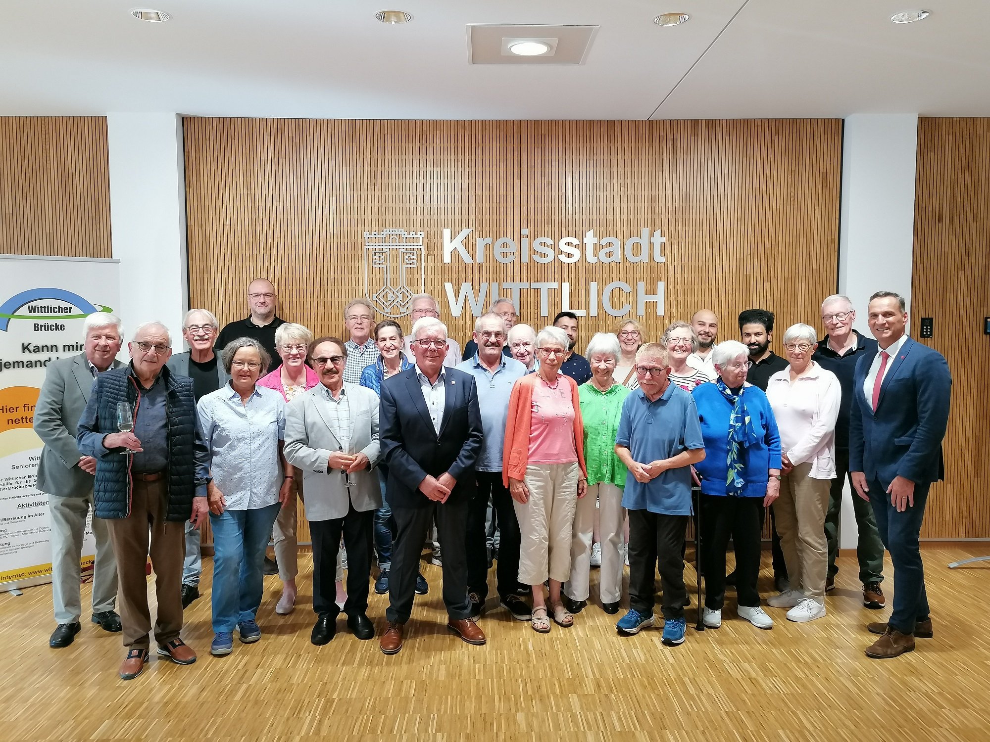 Gruppenfoto mit den Ehrenamtlichen der Wittlicher Brücke und Bürgermeister Joachim Rodenkirch 
