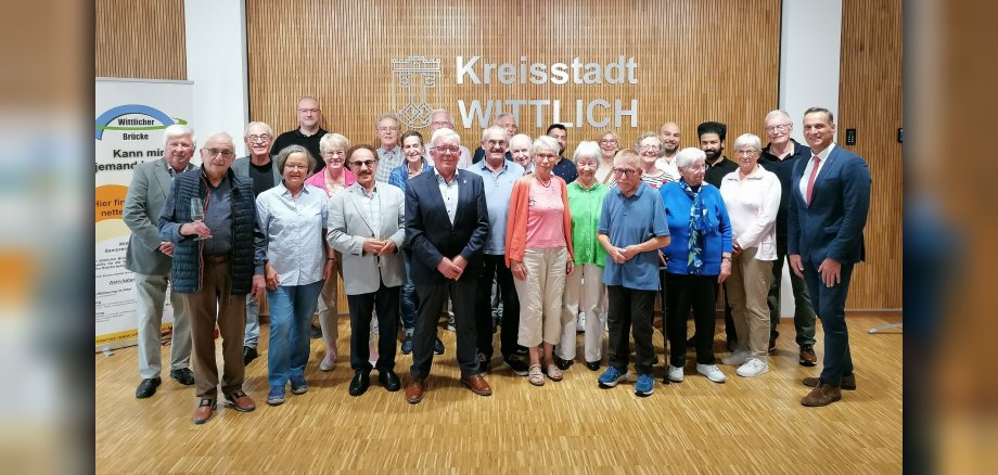 Gruppenfoto mit den Ehrenamtlichen der Wittlicher Brücke und Bürgermeister Joachim Rodenkirch 