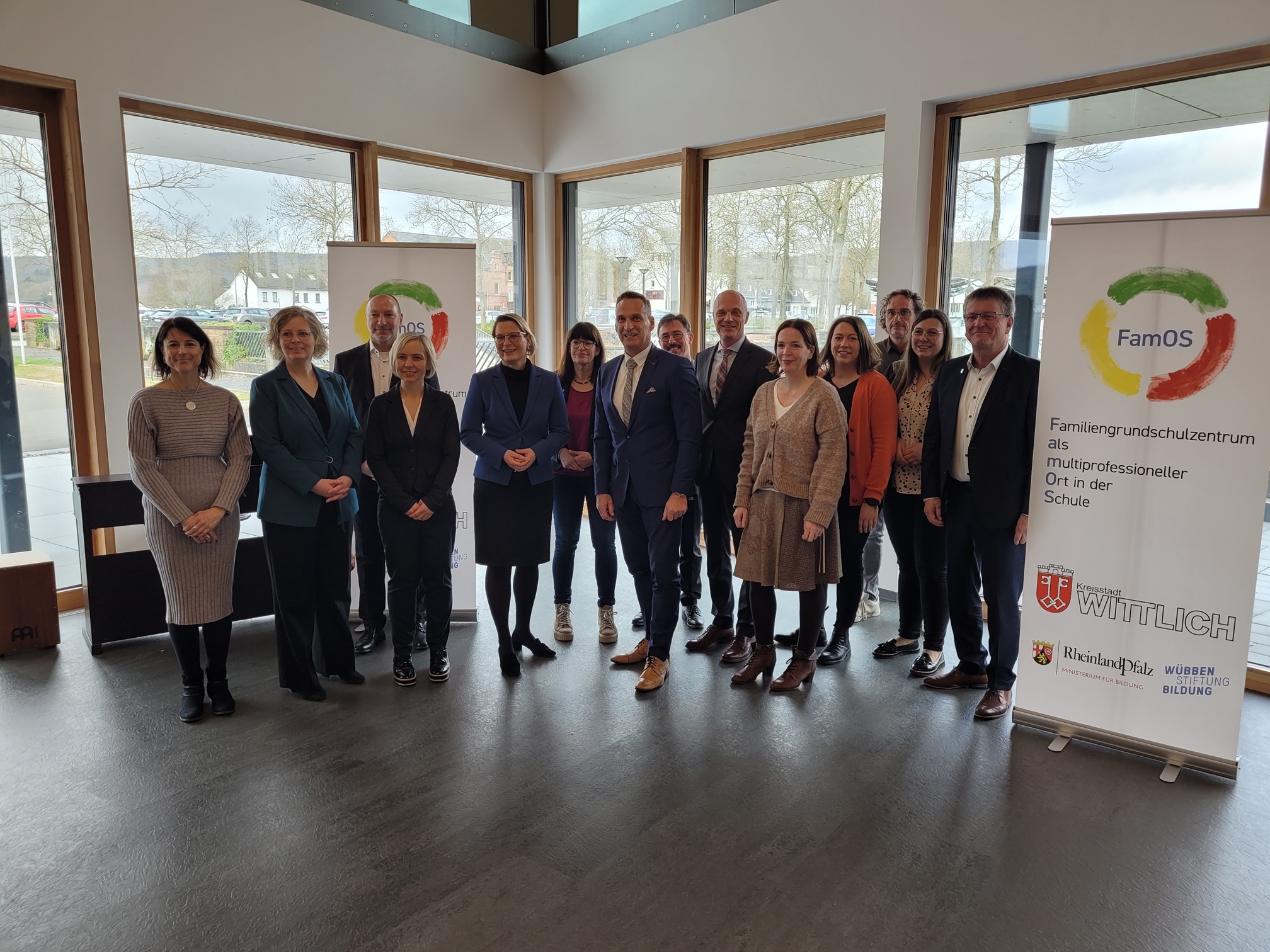 Gruppenfoto mit Ministerin Dr. Stefanie Hubig im WILàvie.