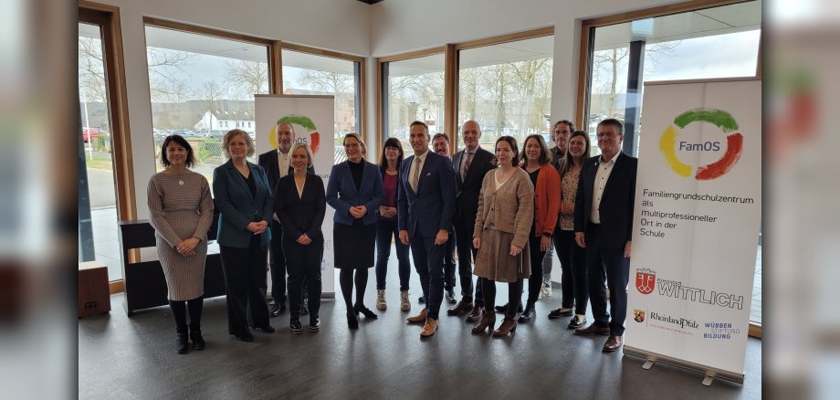 Gruppenfoto mit Ministerin Dr. Stefanie Hubig im WILàvie.