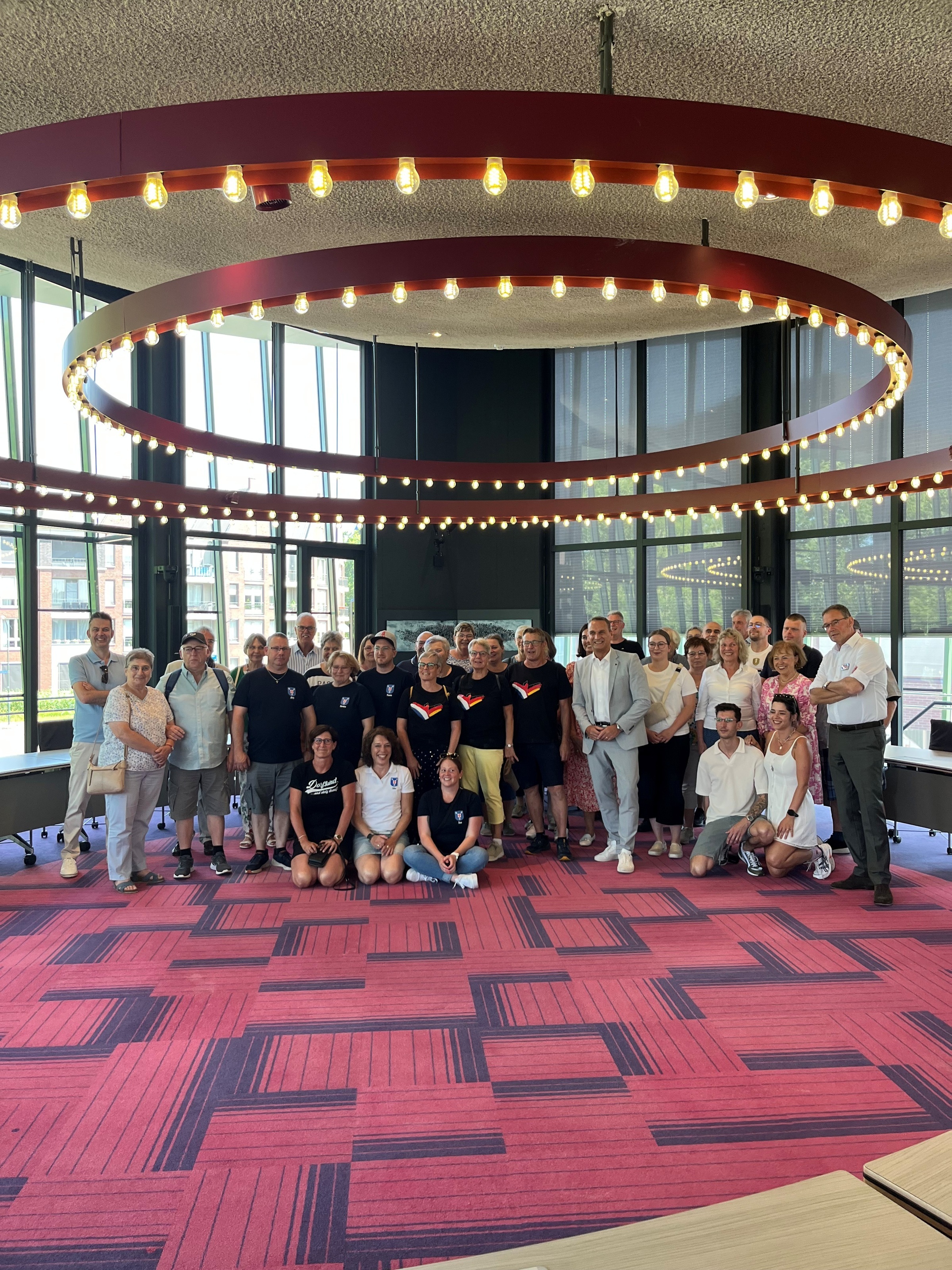 Das Foto zeigt die Besuchergruppe des Ortsteil Bombogen im Rathaus in Boxtel mit Bürgermeister Rodenkirch und Vertretern der Gemeinde Boxtel.